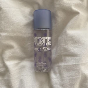Victorias secret bodymist - Bodymist/bodyspray från VS, lite mer än halva kvar. Härlig vår/sommardoft 🌸 Använd ej köp nu snälla! 🫶🏻