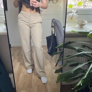 Beiga kostymbyxor  - Snygga beiga kostymbyxor från NA-KD. De är i storlek 36 och sitter low waist/ mod waist. I mycket fint skick!!💕 jag är 170cm
