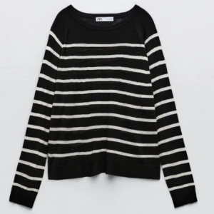 Randig tröja Zara - Säljer denna finstickade svart- och vitrandiga tröjan från Zara😊Tröjan är i toppenskick, säljer för jag inte använder längre! Storlek M men fin som oversize på mig med xs/s