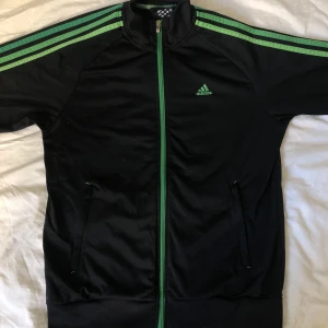 Adidas zipup - Adidas zip up med flera olika gröna nyanser.