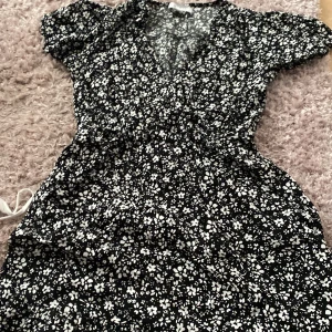 Mönstring klänning - En jättesöt klänning från NY. Har änvänt tre gånger ish Tycker inte den passar mig så fint. 