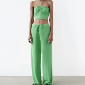 Zara byxor och topp - Jättefint set från zara som inte kommit till någon användning. Toppen är i storlek S och byxorna i M. 230+ frakt