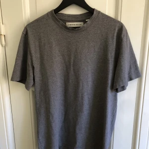 L’Homme Rouge T-Shirt - Storlek: 50 (L) Skick: Använt fåtal gånger, inga defekter. Nypris: 599