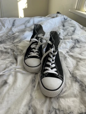 Skor - Converse liknande skor i väldigt bra skick