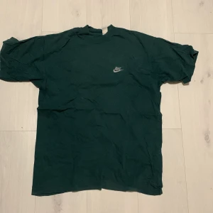 Vintage nike t-shirt - Fet vintage nike t-shirt lite sliten runt kragen men annars i fräsht skick, inte riktigt hundra på att den är äkta men tror det