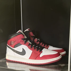 Jordan 1 mid chicago whitetoe - 🔥Jordan 1 mid chicago white toe🔥⚡️Storlek 41⚡️🍀Mycket bra skick 🍀🦋Svarar gärna på frågor eller skickar fler bilder 🦋📦Kan fraktas eller mötas upp i Stockholm 📦💜Pris kan diskuteras vid snabb affär 💜