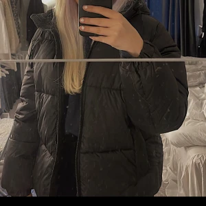 Den populära Hm jackan - Säljer min älskade jacka då ja inte använder den mer! Så fin skön och varm🤍 Slut i denna stoleken på hemsidan så passa på! skriv gärna för mer information och fler bilder! (säljer även en likadan i röd!)