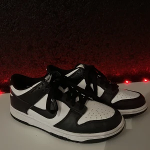 Nike dunks panda - Säljer mina dunks för att de är för små, de är använda lite och är i fint skick. Strl 38,5💗