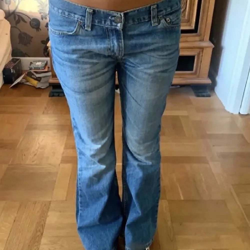 Lånad bild!! Säljer dessa sjukt snygga low waist jeans från Levis då de tyvärr har blivit för små💞. Jeans & Byxor.