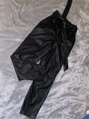 Tröja och skinnbyxor! - Nytt skick! 