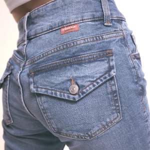 (Finns kvar!) Slutsålda, näst intill oanvända lågmidjade jeans från H&M i strl 36🖤 Modellen på bilden bär strl 36 och är 168cm lång! 