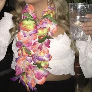 Fest top  - Vit Croppad top med armar. Samma modell som den rosa på andra bilden fast i vit. Storlek onesize upplever den som en s-xl då den har väldigt mycket stretch 