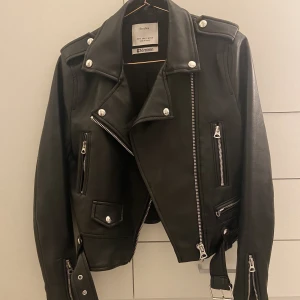 Skinnjacka - Svart skinnjacka med silvriga detaljer från Bershka, super snygg och cool jacka som passar perfekt till våren🌳 storlek S. Säljer för att den är för liten för mig tyvärr. Inga defekter. Priset går att diskutera