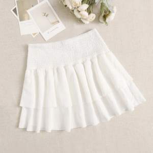 Säljer denna URgulliga vita kjolen volanger! den är köpt för 129, säljer för 80kr! den är i petite L så passar någon som är S/M ❤️ köparen står för frakten 