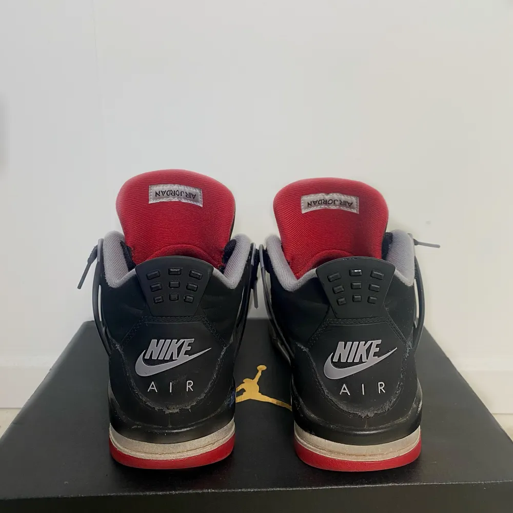 Jordan 4 Bred 2018. Köpta i USA 2020. Kan också bytas mot Jordan 11, Jordan 3 i storlek 39-40. Klassisk modell, svåra att få tag på. Använda men fortfarande bra skick. Lite slitage på backsidan (Bild 3) . Skor.