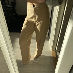 Beige kostymbyxor - Otrolig fina beiga kostymbyxor från Bershka. Knappt använda och är perfekt längd på mig som är 177 cm. Passar nog alla lite över eller under det! Om du vill ha fler bilder eller har någon annan fråga, tveka inte att skriva! 🌸⭐️💕