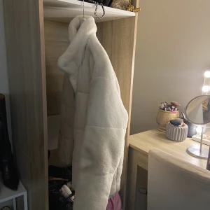Vit dunjacka - Hej! Säljer denna fina jacka från zara, använd förra vintern endast🫶🏼 hör av dig vid frågor eller funderingar 