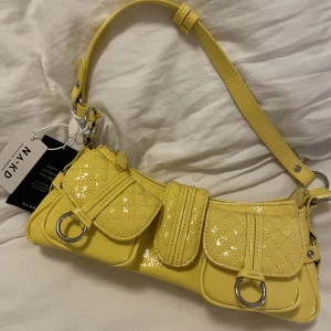 Handväska - oanvänd  - Väska från NA-KD, aldrig använd pga inte haft tillfälle. Så alltså nyskick och prislappar kvar. 