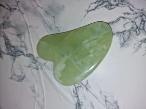 Massagesten i marmor - Gua sha stenen lyfter och fräschar upp din hud, slappnar av ansiktsmusklerna, minskar rynkor och jämnar ut fina linjer, hjälper till att forma din käklinje samt får igång blod cirkulationen. Kan även användas på andra ställen såsom muskler, stelhet & värk