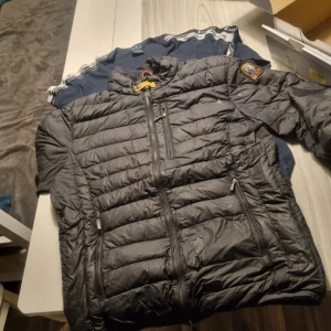 parajumper jacka - säljer pågrund av att jag ej använder den å ska köpa ny, massa jävla hål i den, tar gärna byten