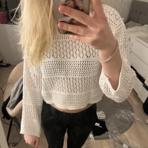 Virkad tröja - Super söt virkad tröja, säljer då den inte riktigt är i min stil💕Passar superfint att ha till vardags, men även på sommaren över en bikini t.ex. inga tecken på användning, säljer för 120kr +frakt. Hör av er vid frågor pris kan diskuteras vid snabb affär⚠️