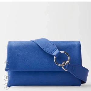 Ny Carin Wester väska - Aldrig använd så i nyskick, rymlig axelväska från Carin Wester i skinnimmitation med så fin blå färg💙 tre fack inuti plus förlängningsrem. Frakt tillkommer, använd gärna köp nu🤗