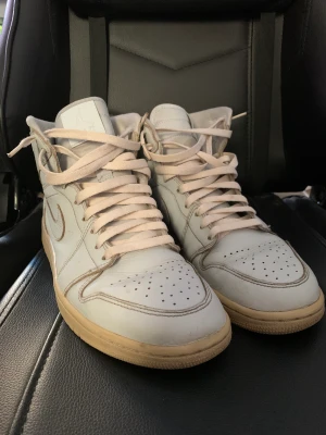 Jordan 1 Retro High - Jordan 1 Retro High Pure Platinum Desert sand från 2018. Lite mer sällsynt sko numera. Har en del heeldrag, starloss etc vilket man kan räkna med när skon är lite äldre men mycket liv kvar. Skriv ett meddelande vid funderingar eller fler bilder AA3993-030