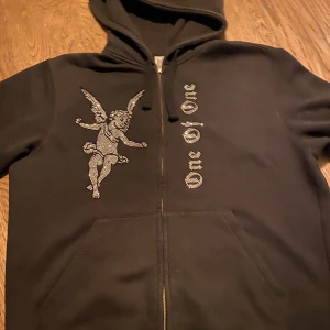 One of one zip hoodie - Alla stenar sitter kvar och den är i bra skick. Nypris 1500  Storlek M men rätt liten i storleken.