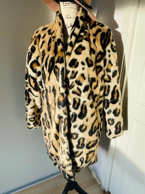 Lyxigt jackan i fuskpäls St. S - Säljer fint jacka  leopardmönstrad från Lindex  Använd med kärlek   passar till st. M Säljer i befintlig skick 