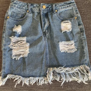Fett cool jeans kjol  - Jättefin jeanskjol! Ej använt då den inte alls är min stil. Har fickor både där bak och där framme.