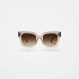 Chimi glasögon - Intressekoll/säljer nu mina superfina chimi solglasögon. Inte använda mycket men vill ha ny färg därför säljer jag de. Kan kanske även tänka mig att byta. De är modellen 08 i färgen Ecru. Nypris är 1250❤️