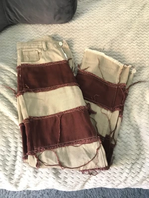 Byxor  - Coola byxor med en lite annorlunda stil! Super sköna på dessutom! Kommer inte till användning längre därav sälja dem! Vid fler frågor kontakta bara privat!