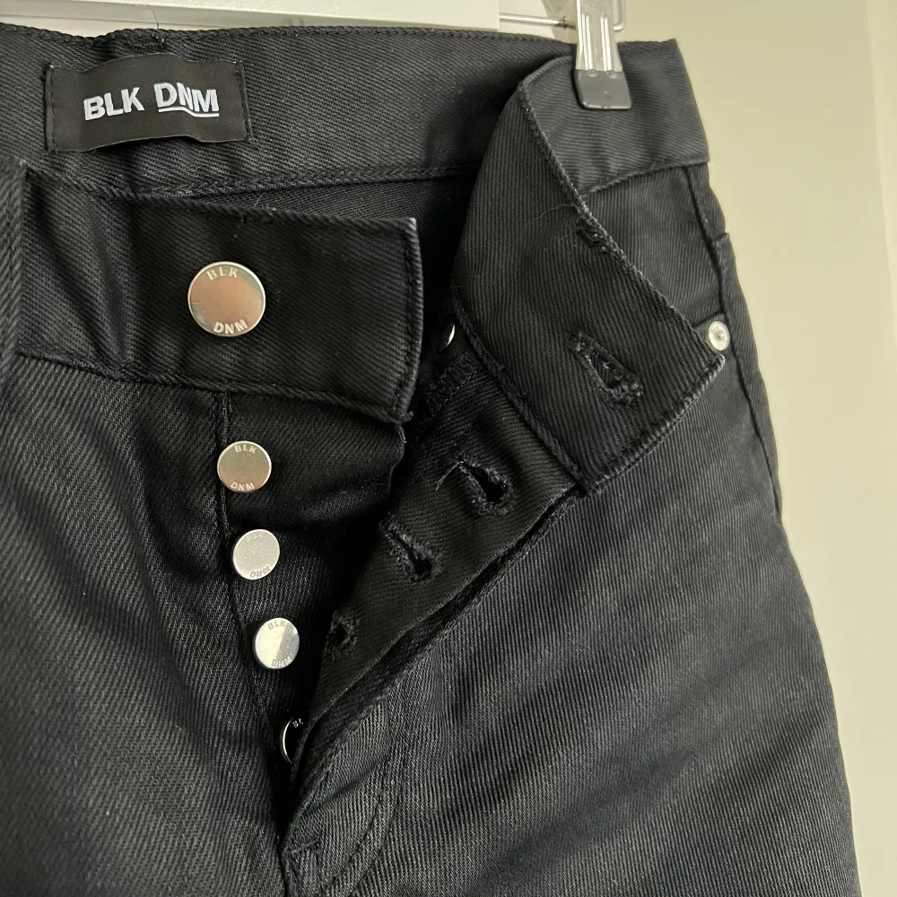 Fin jeans med hård yta som blänker. Använda fåtal gånger. Passar personer mellan 160-185 cm långa. Nypris 2000 kr.. Jeans & Byxor.