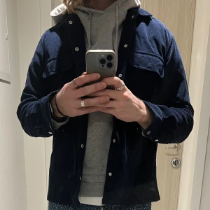 Manchesterjacka  - Overshirt/jacka i marinblå manchester. Använd 3-4 gånger. Nypris 900