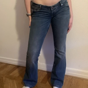 Lågmidjade jeans  - Extremt lågmidlade bootcut jeans, väldigt fint skick, oklart vad det är för märke💖
