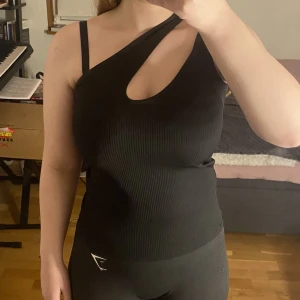 Topp - Svart ribbad topp från gina, köpt för c. Två sedan men knappt använd och i gott skick