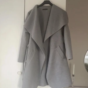 Kappa från tessie - Super fin grå kappa från tessie i one size. 💓Den är tunn i modellen så passar bra nu till våren☀️ Skulle säga att den funkar från S-L lite beroende på hur man vill att den ska sitta.
