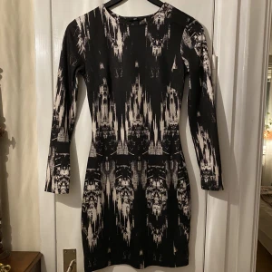 klänning - så cool klänning med hål i ryggen. köpt tidigt 2000-tal 