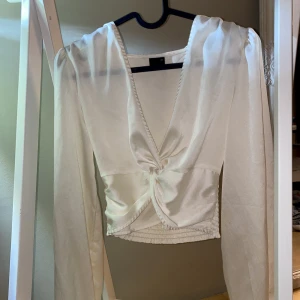 Blus - Väldigt ljusgul/beige blus från Gina, knappt använd 