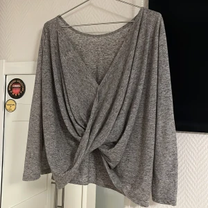 långärmad tröja med öppen rygg  - Grå, långärmad tröja med öppen rygg från Make Way