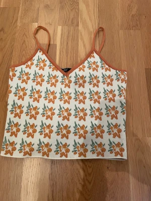 Zara topp - Superfin och inte heller är denna använd särskilt mycket. Blommig och somrig topp i storlek S