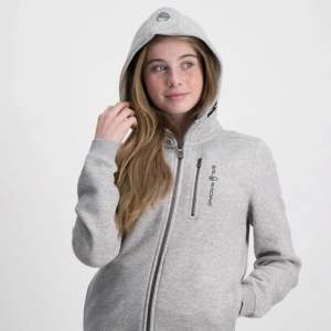 Fin zip hoodie helt i nyskick ❤️hoodien är i storlek 160 men passar mig perfekt som vanligt vis brukar ha S🥰köpt för 1200kr men mitt pris 350