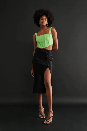 Gina Tricot Sandy satin kjol - Endast testad hemma, materiallapp är bortklippt. 