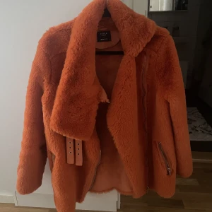 Jacka - Icona pop x Gina tricot Skitsnygg jacka, men kommer inte till användning!