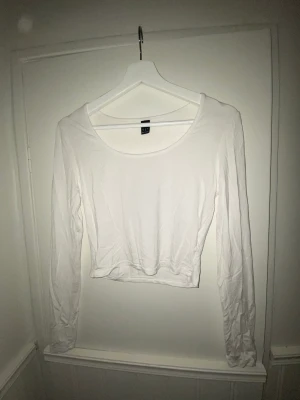 Vit långärmad tröja - Vit långärmad topp, något genomskinlig Storlek M