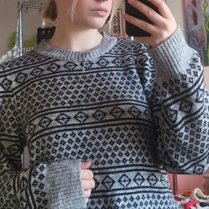 Mönstrad tröja - Grå mönstrad tröja från Pieces!🤍 Fint skick och lite volym vid axlarna.