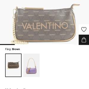 Valentino väska, beställde från Zalando för 949kr jättefin och bra väska. Inte för stor men perfekt för att få plats med allt. 