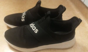 Adidas skor - Säljer båda paren till kanonpris. De svarta är i mkt gott skick och väldigt lite slitage och är nyare. Pris: 240:-  De vita har ngt mer slitage, men är dock i gott skick. Pris:199:-  Går bra att skickas mot fraktkostnad.