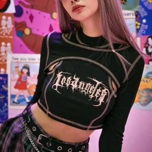 Två delad top - I nyskick, sitter tight men ändå stretchig! Älskar att man kan välja att bara ha toppen o inte ärmarna om man vill det! 🫶💕