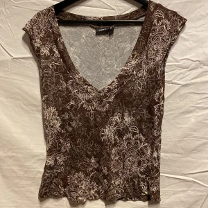 y2k linne - så snyggt v-ringat linne . köpt på tidigt 80-tal så använd rätt lycket men bra skick!!